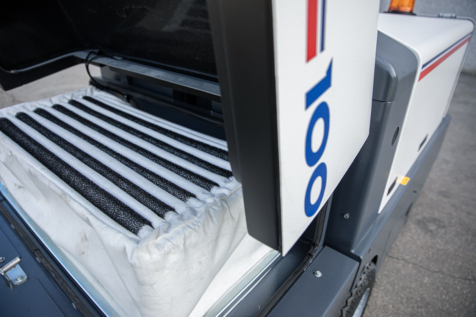 Dulevo 100 Ride-On Sweeping Machine